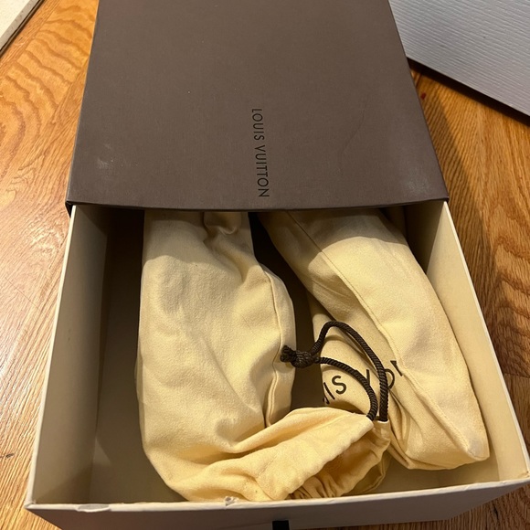 Louis Vuitton - Picture 5 of 6